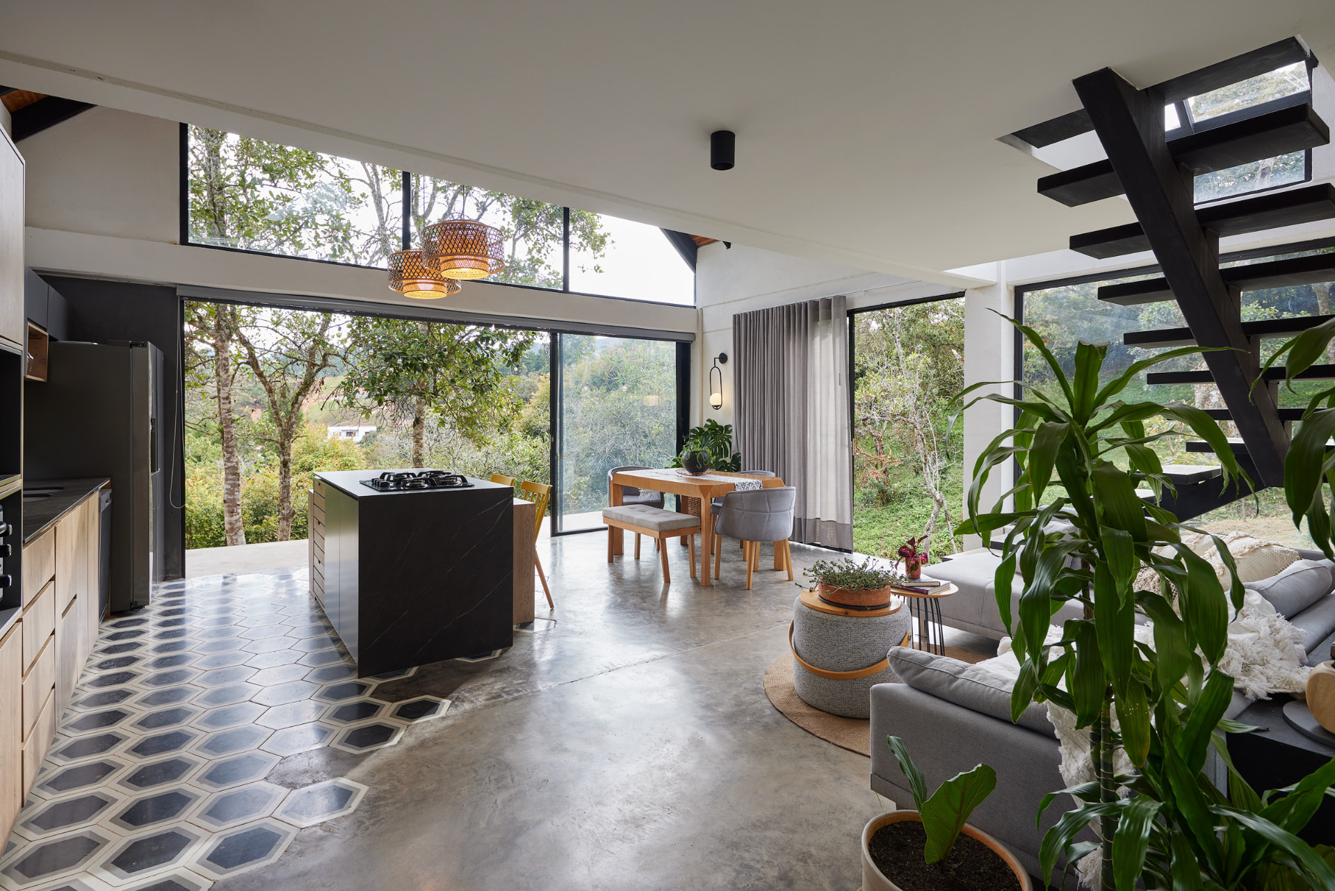 Cocina y comedor de Casa Mulata con isla negra y piso de mosaico hexagonal