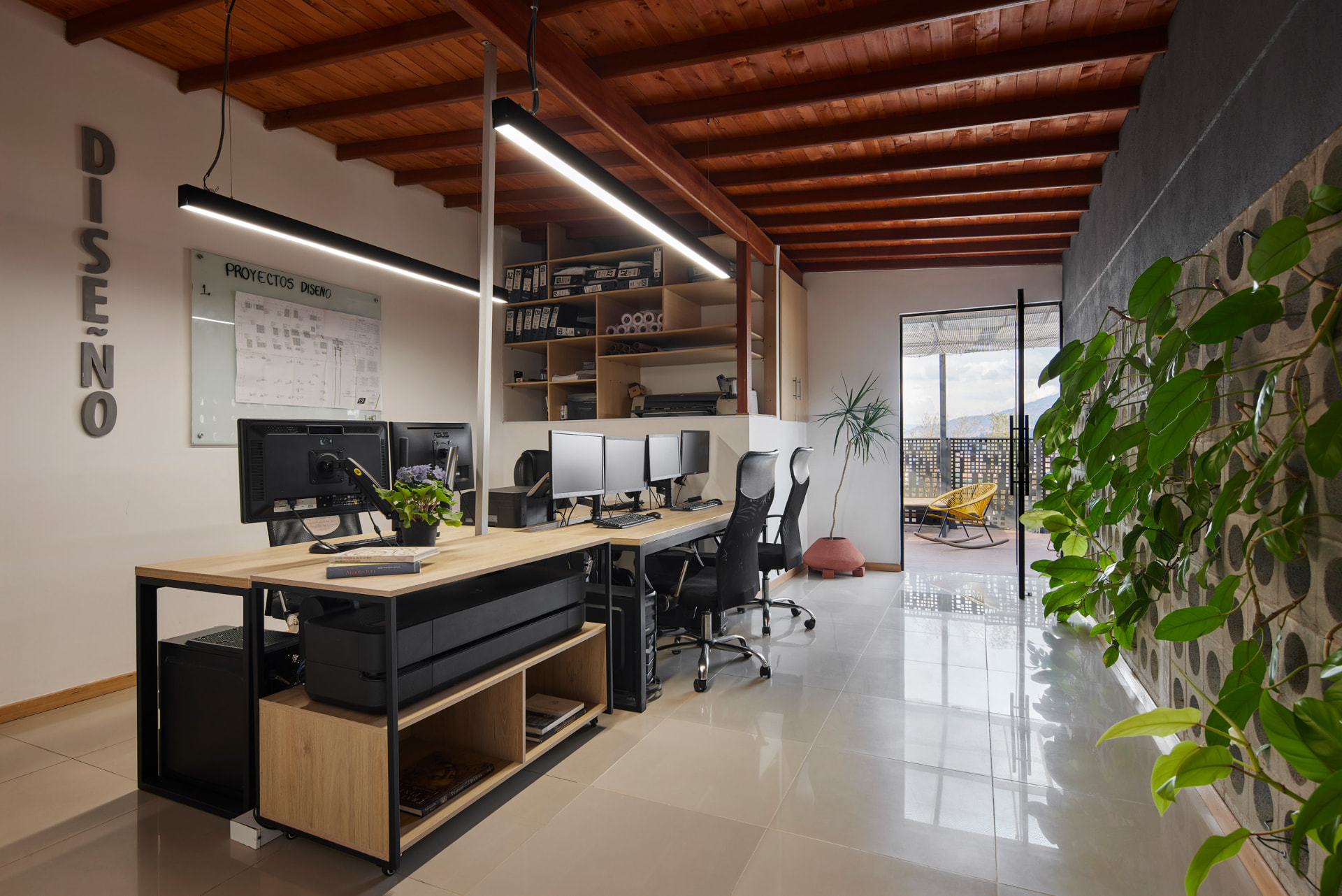 Oficina de diseño del Edificio Bianco con techo de madera y muro de celosía