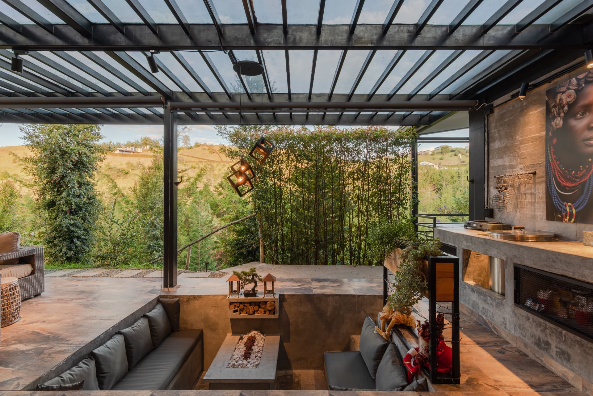 Terraza de Casa Shirley con cubierta traslúcida, comedor exterior y vista a las colinas
