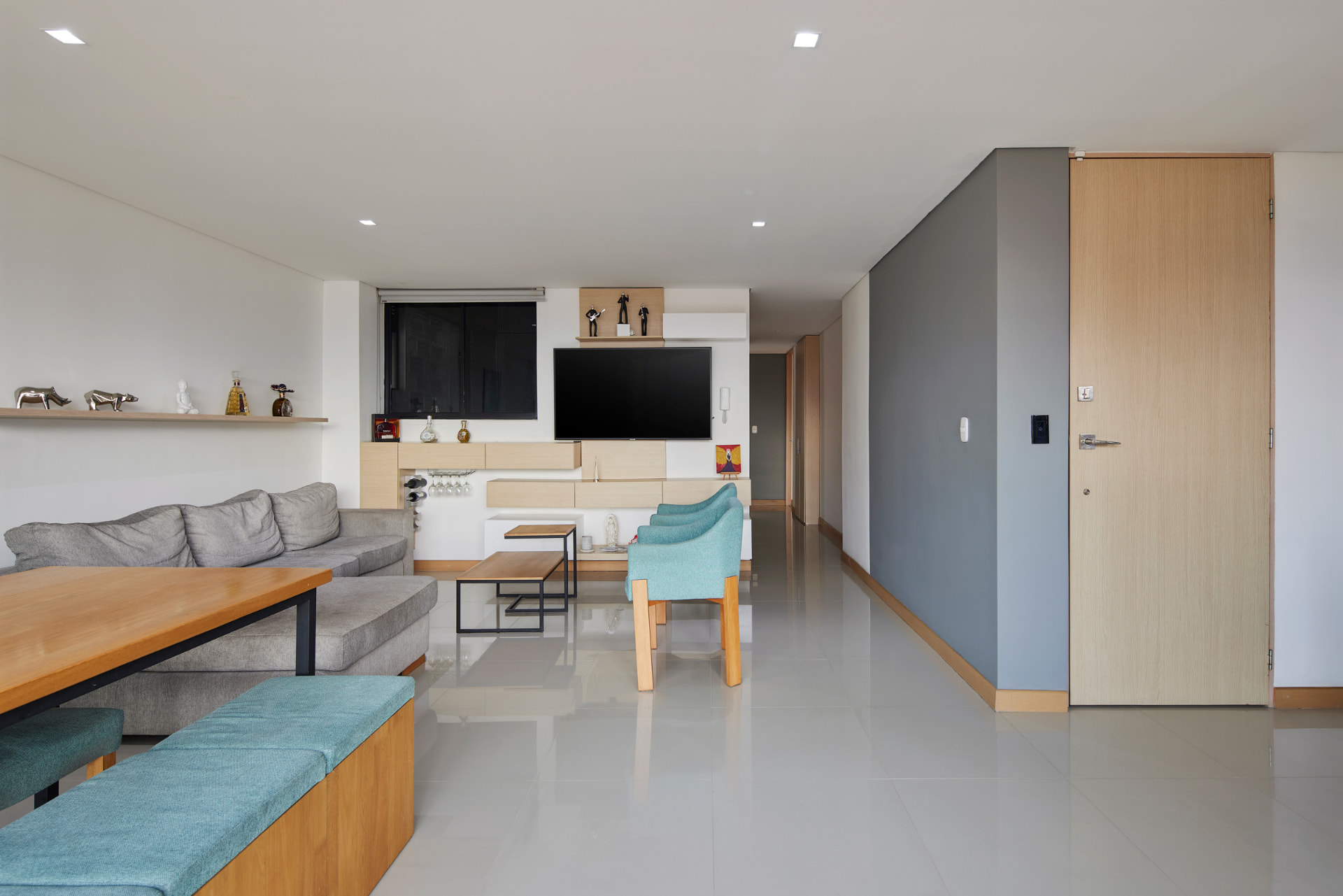 Sala comedor del Edificio Bianco con muebles en madera y tonos turquesa