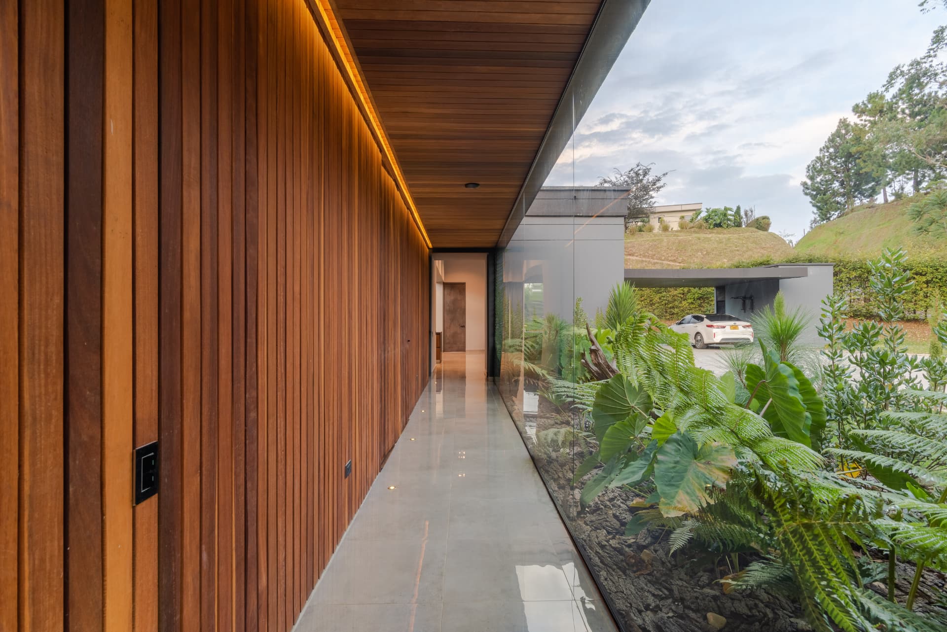 Corredor de madera de Pontevedra con jardín interior detrás del vidrio