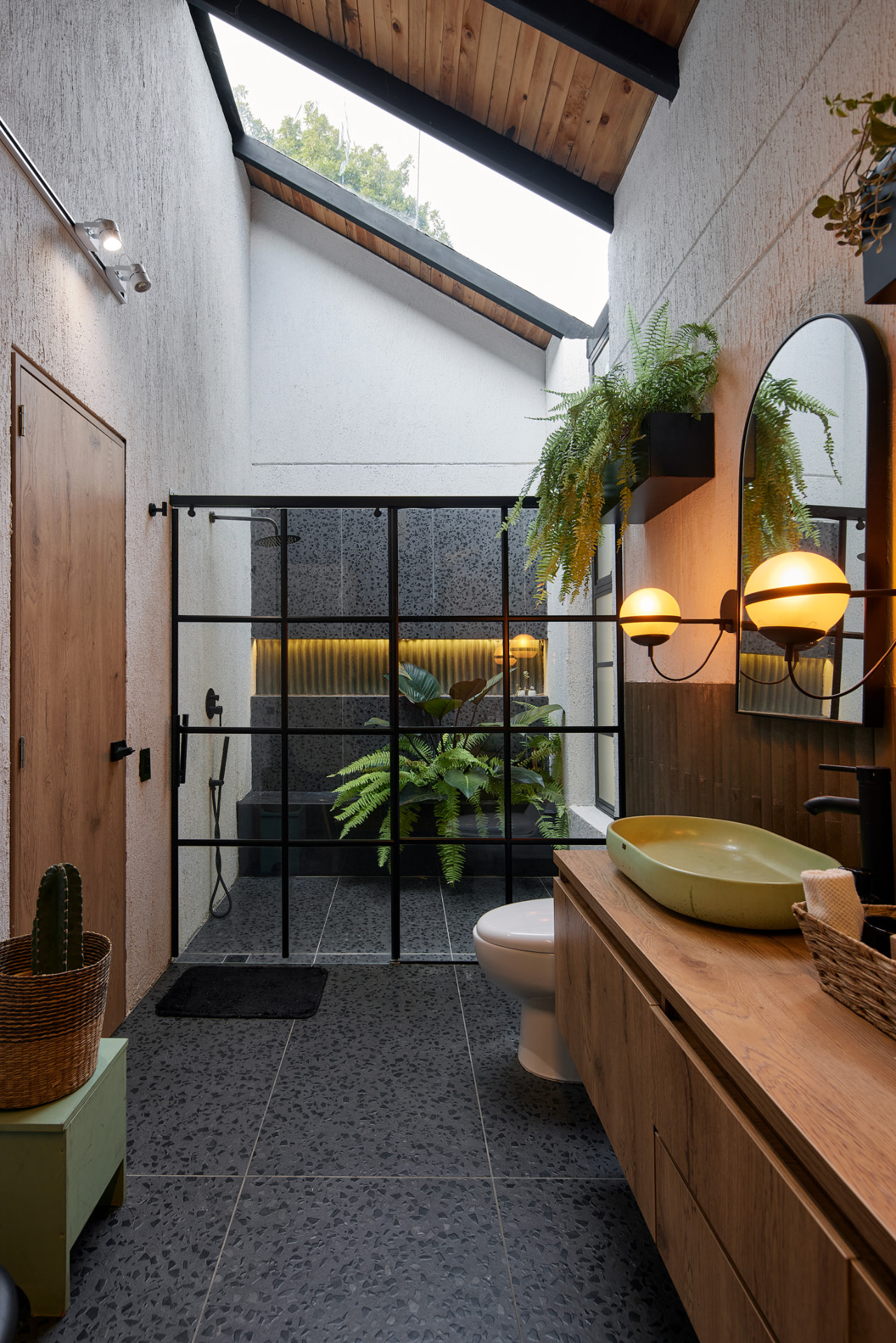 Baño de Casa Mulata con tragaluz, madera y ducha tipo criolla