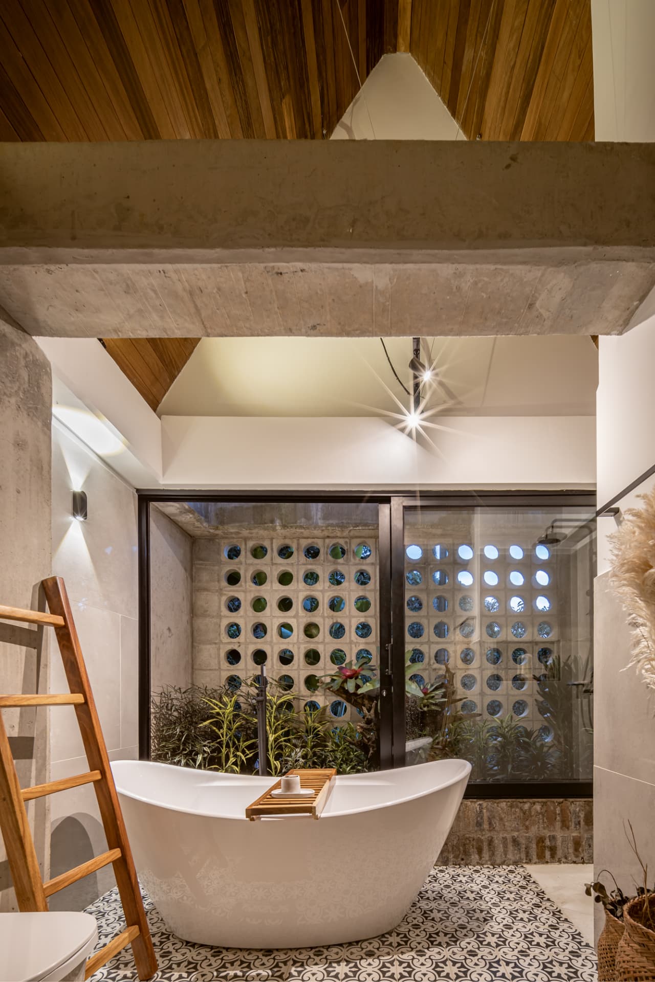 Baño de Up House con tina exenta y ducha con jardín interior