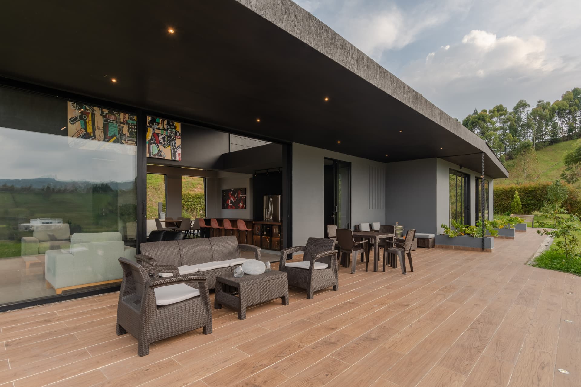 Terraza de Pontevedra con mobiliario exterior y ventanales al paisaje