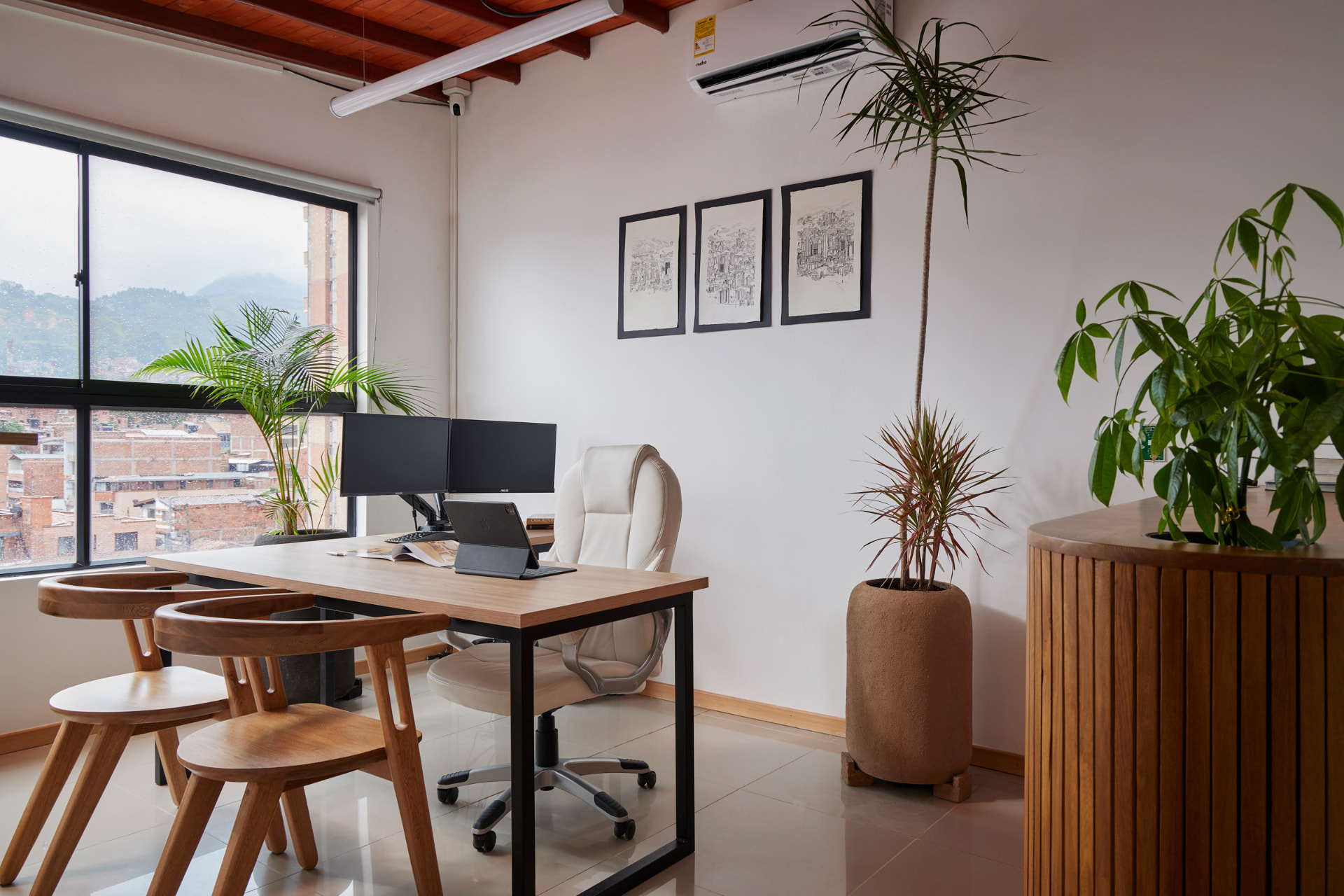 Estudio del Edificio Bianco con escritorio de madera y vista a la ciudad