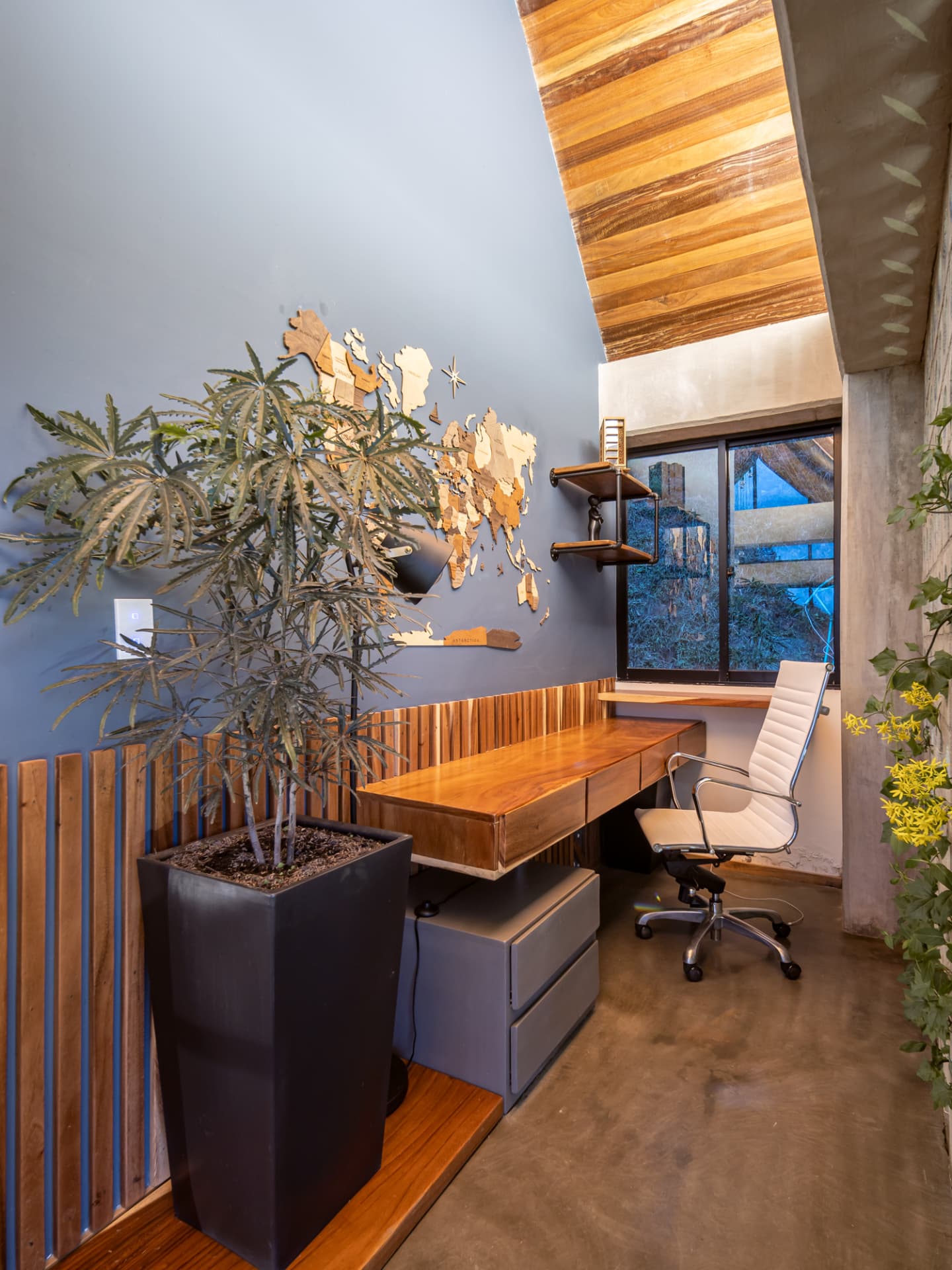 Estudio de Up House con escritorio de madera y techo inclinado