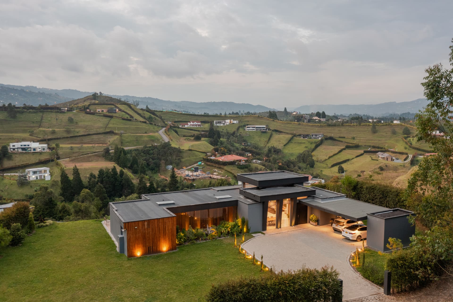 Vista aérea del frente de Pontevedra con acceso y fachada de madera